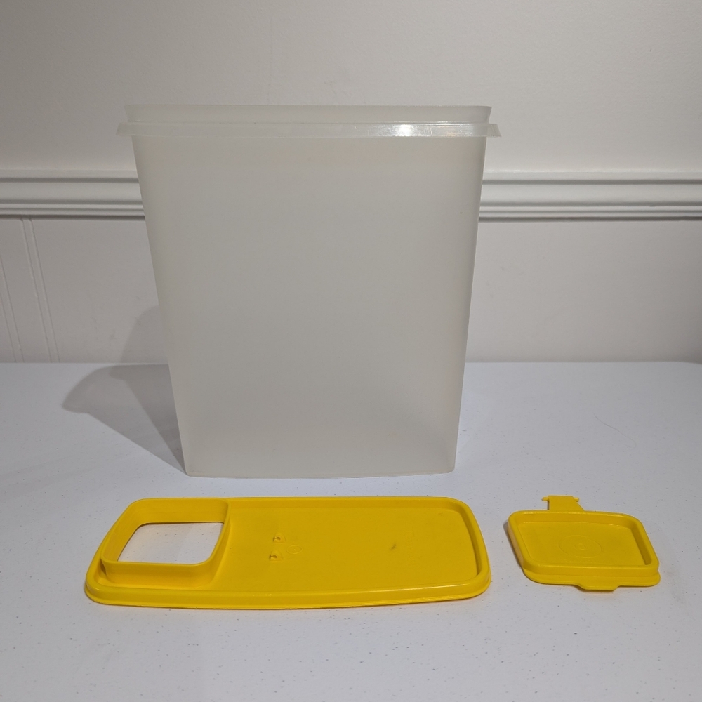 Vintage Tupperware 1588-6 storage container with hinged lid cereal snacks